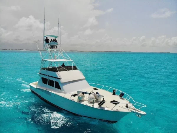 14.-Hatteras 60 – Up to 15 people